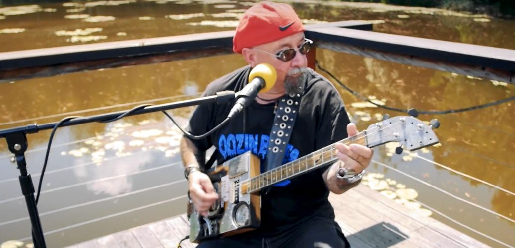 4-string-phil-devil-in-her-eyes